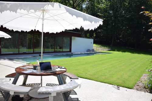 Strakke achtertuin met grasveld