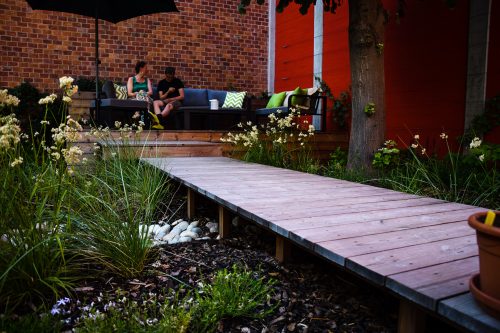 Stadstuin met zitplek en groen scherm