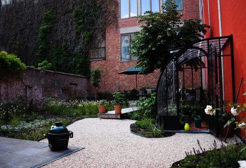 Compacte stadstuin met houten terras